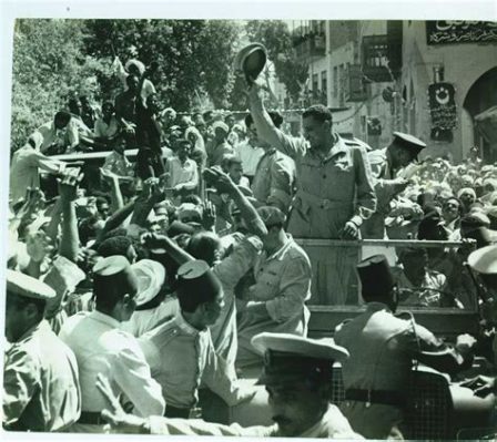 La Révolution de 1952 en Égypte: Un vent de changement qui a balayé la monarchie et propulsé Nasser au pouvoir.